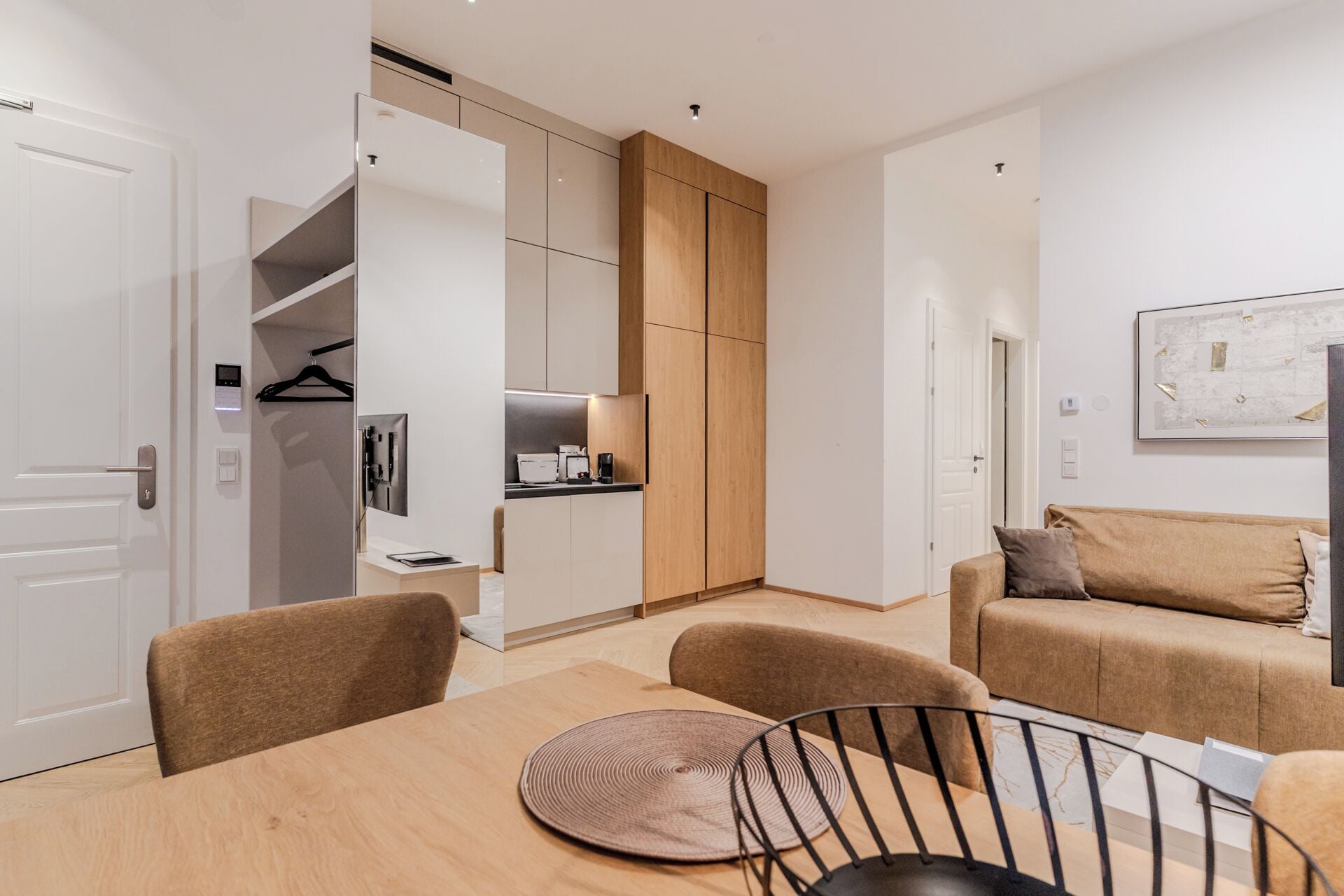 50-英寸LED 电视（配备卫星频道）