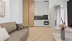 Een moderne woonkamer met een bank en een vaas op een console tafel.