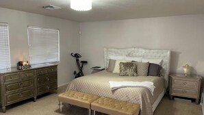 A bedroom with a large bed, a bench, a dresser, and a nightstand. - Charming 3-bedroom house in marvelous Phoenix with WiFi, AC (Phoenix)