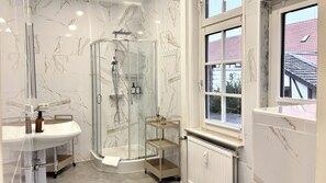 Dusche, Haartrockner, Handtücher, Seife
