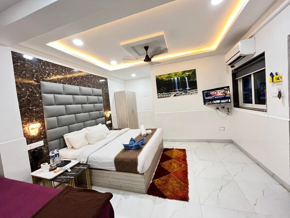 Premium bedding, soundproofing, free WiFi, bed sheets - Small Daddy Plus (Calangute)