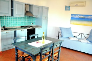 Refrigerador con freezer, placa de cocina, lavavajillas