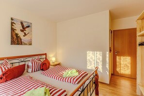 2 soverom, strykejern/-brett, reiseseng for barn og wi-fi (inkludert)