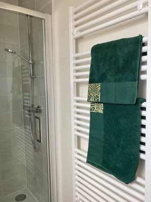 House | Bathroom | Separate bathtub and shower, deep-soaking bathtub, hair dryer, towels - Kettering - House - Stay 8 - Parking - Garden (Kettering)