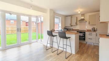 House | Private kitchen | Fridge, microwave, oven, stovetop