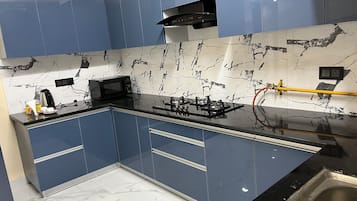 Kühlschrank, Mikrowelle, Herdplatte, Wasserkocher