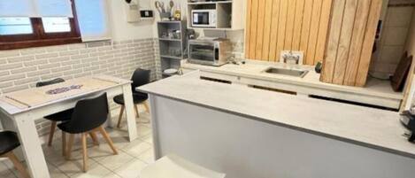 Microondas, horno, placa de cocina