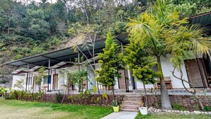 Una casa con veranda coperta, immersa nel verde e situata su una collina.