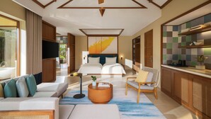 Quarto de hotel moderno com uma cama grande, um sofá, uma área de jantar e um ventilador de teto.