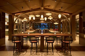Bar (trong khuôn viên)