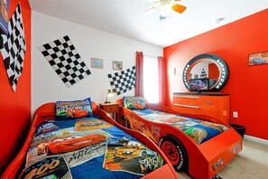 5 bedrooms, iron/ironing board, travel cot, free WiFi - W/Hills,5Bed/3Bath-Avengers Games room,Cars/princess themed rooms,free pool heat (Kissimmee)