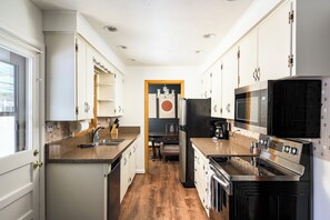 Microwave, oven, stovetop, dishwasher - Spacious 4-bedroom house, Fenced Yard, Central Denver & Boulder (Denver)