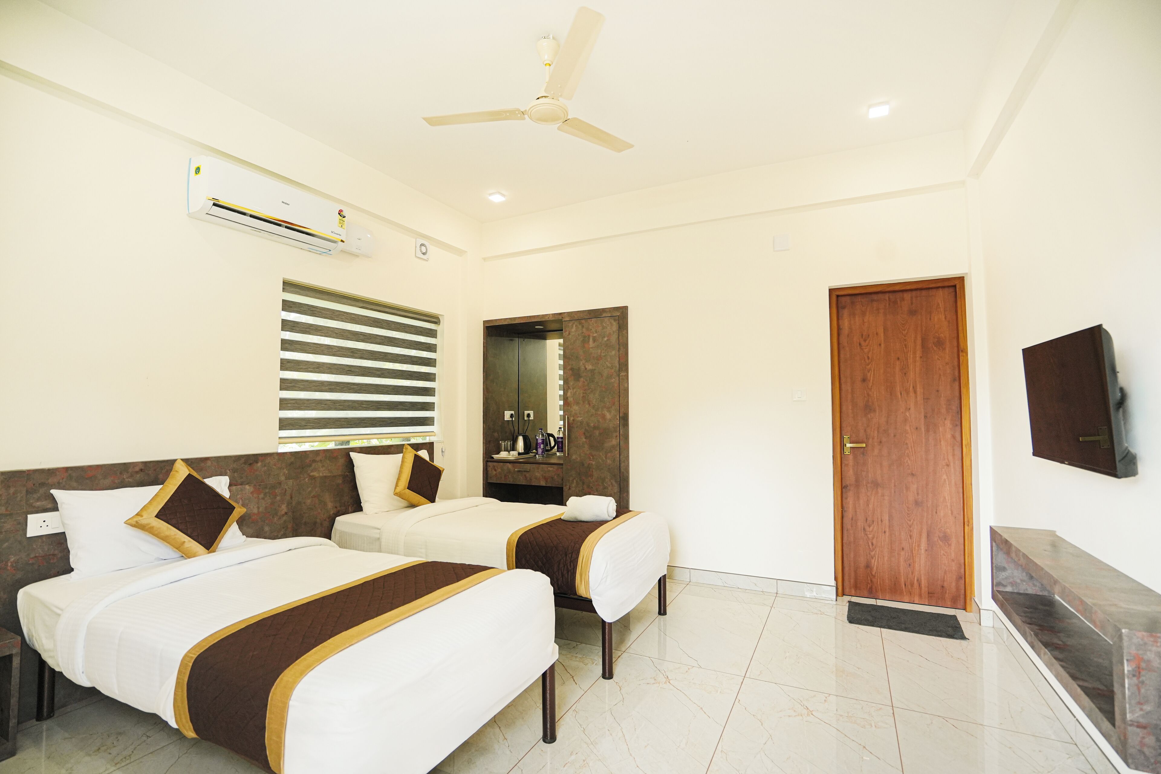 Deluxe Room | Laptop workspace, free WiFi