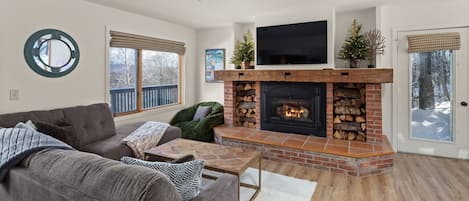 House, 4 Bedrooms | Living area | Smart TV