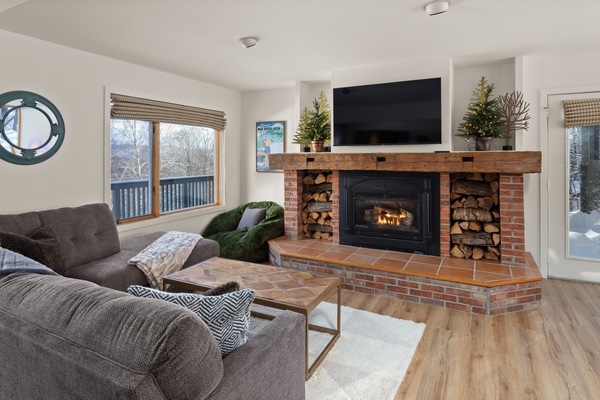 House, 4 Bedrooms | Living area | Smart TV