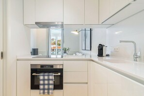 Kjøleskap, ovn, kokeplater og oppvaskmaskin