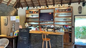 Bar (on property) - Tropical Elegance - Charming 2-bedroom apartment in Grand Baie with Gym, Spa (Grand Baie)