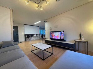 4 bedrooms, iron/ironing board, WiFi