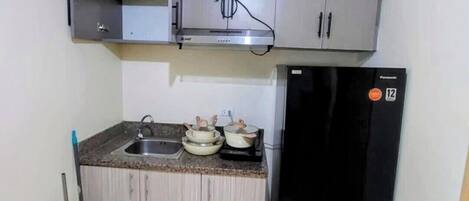 Fridge, stovetop, coffee/tea maker, electric kettle