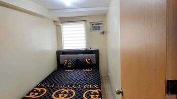 2 bedrooms, desk, WiFi, bed sheets