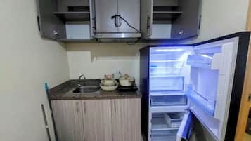 Refrigerador, parrilla de estufa, cafetera y tetera y tetera eléctrica