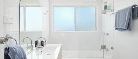 Douche, serviettes fournies