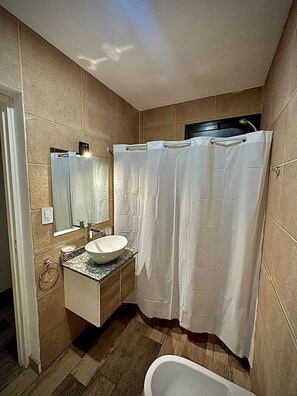 Bidet, serviettes fournies, savon, papier toilette