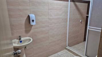 Dusche, Handtücher, Seife, Toilettenpapier