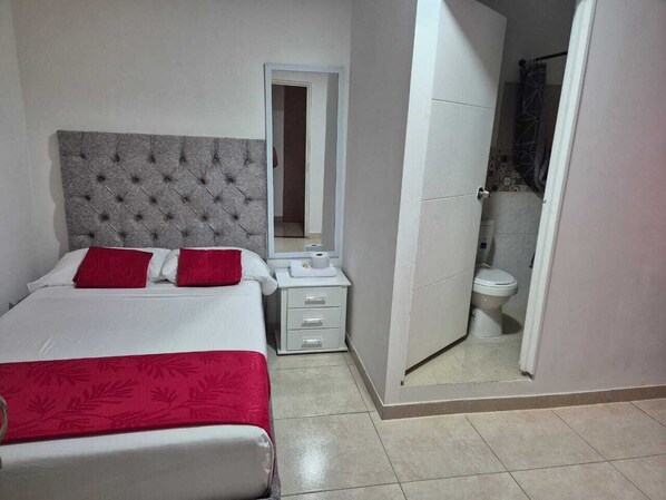 シャワー、タオル、石鹸、トイレットペーパー