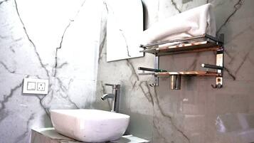 Doccia, asciugacapelli, asciugamani, sapone