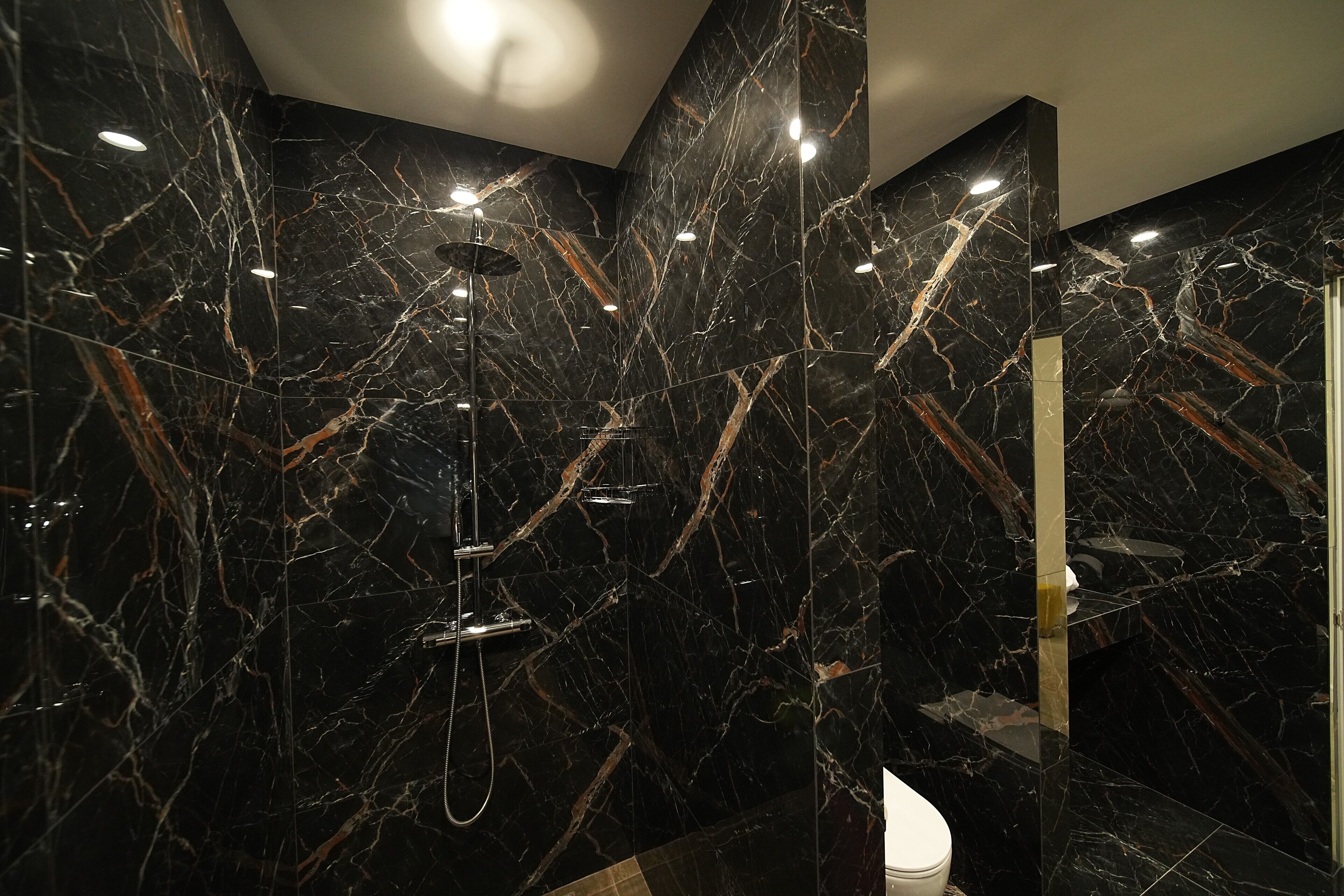 Appartement Luxe, 2 chambres, non-fumeurs, cuisine (1) | Salle de bain | Douche, articles de toilette gratuits, sèche-cheveux, chaussons