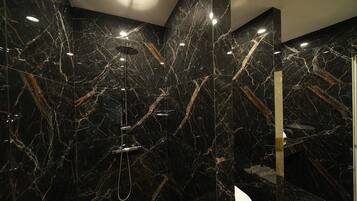 Appartement Luxe, 2 chambres, non-fumeurs, cuisine (1) | Salle de bain | Douche, articles de toilette gratuits, sèche-cheveux, chaussons