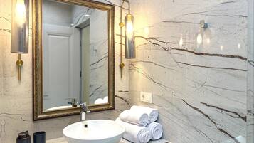 Deluxe-Apartment, 1 Schlafzimmer, Nichtraucher, Küche | Badezimmer | Dusche, kostenlose Toilettenartikel, Haartrockner, Hausschuhe