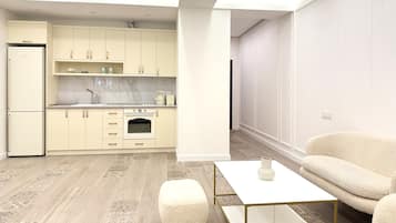 Full-sized fridge, oven, stovetop, high chair