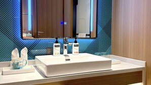 A modern bathroom with a large mirror, two sinks, and a vanity. - Holiday Inn Express Haikou World Trade Center (Haikou)
