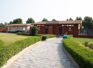 Dusche, kostenlose Toilettenartikel, HandtĂŒcher, Seife