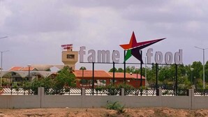 Un área cercada con un letrero grande que dice "fame food" y una decoración con forma de estrella.