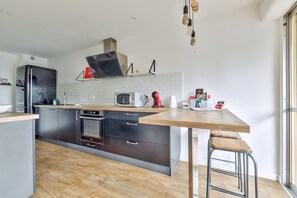 Jääkaappi, mikroaaltouuni, uuni, liesi