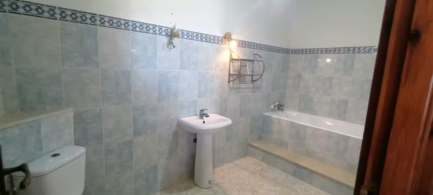 A bathroom with a toilet, sink, and bathtub.