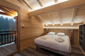 5 bedrooms, iron/ironing board, WiFi, bed sheets