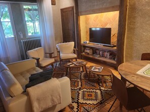 Smart-TV, DVD-spiller, bøker og stereoanlegg