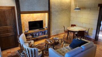 Smart-tv, een dvd-speler, boeken en een stereo