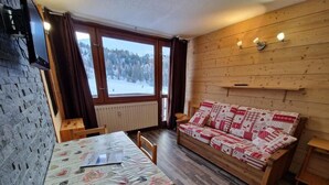 Living area - Ski-in/ski-out & foot of the slopes, 9th floor, view ski slopes, balcony, tv, 24m², La Plagne (La Plagne)