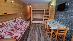 Living area - Ski-in/ski-out & foot of the slopes, 9th floor, view ski slopes, balcony, tv, 24m², La Plagne (La Plagne)
