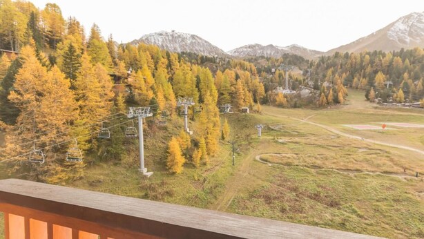 A mountain landscape with a ski lift and a wooden deck. - Ski-in/ski-out & foot of the slopes, 9th floor, view ski slopes, balcony, tv, 24m², La Plagne (La Plagne)
