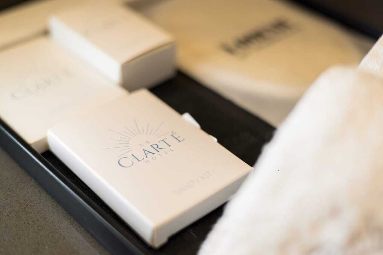 Un plateau contenant plusieurs boîtes blanches étiquetées « Coffret de produits de beauté La Clarte Hotel  ».
