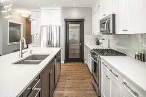 Kylskåp, mikrovågsugn, ugn och spishäll