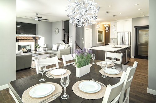 Large new family home near Airport and mall!  I AC I Garage I Sleep 16+