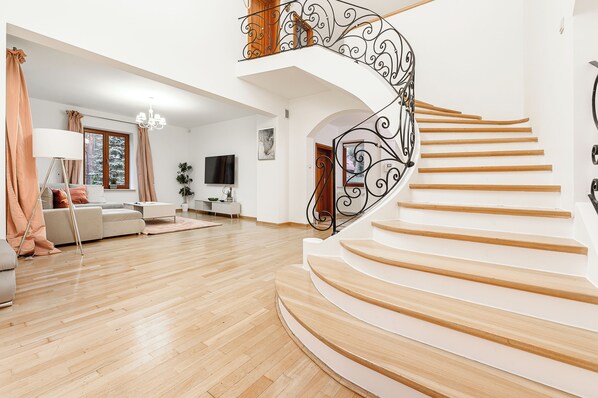 Villa, 5 habitaciones, para no fumadores, patio | Área de sala de estar | Smart TV de 190 cm con canales por cable y Netflix