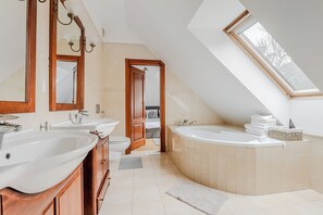 Villa, 5 camere da letto, non fumatori, patio | Bagno | Vasca e doccia separate, asciugacapelli, asciugamani, sapone